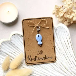 Handgemachtes Konfirmationsgeschenk – Keramik Fischanhänger auf Karte als christliches Symbol