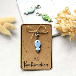 Handgemachtes Konfirmationsgeschenk – Keramik Fischanhänger auf Karte als christliches Symbol