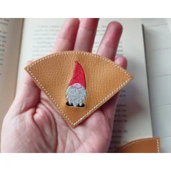 Handgemachtes Lesezeichen Wichtel – gestickt auf braunem Kunstleder, Leseecke, vegan