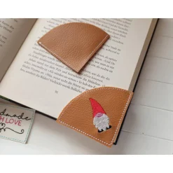 Handgemachtes Lesezeichen Wichtel – gestickt auf braunem Kunstleder, Leseecke, vegan