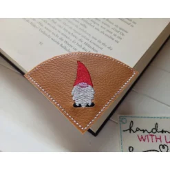 Handgemachtes Lesezeichen Wichtel – gestickt auf braunem Kunstleder, Leseecke, vegan