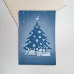 Handgemalte Weihnachtskarte Tannenbaum mit Geschenken mit Kugel in blau oder rot