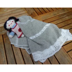 Handgestrickte Babydecke aus Baumwolle, Merinowolle und Alpaka – Grau Weiß – 81x83 cm