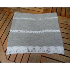 Handgestrickte Babydecke aus Baumwolle, Merinowolle und Alpaka – Grau Weiß – 81x83 cm