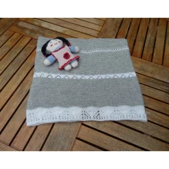 Handgestrickte Babydecke aus Baumwolle, Merinowolle und Alpaka – Grau Weiß – 81x83 cm