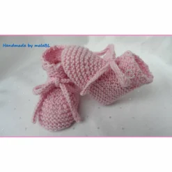 Handgestrickte rosa Babyschuhe aus Merinowolle – Neugeborenenschuhe zum Binden