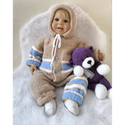 Handgestrickter Baby Overall mit Kapuze aus Plüschgarn – Größe 62–68 – Baby Set mit Babyschuhen – Geschenk zur Geburt