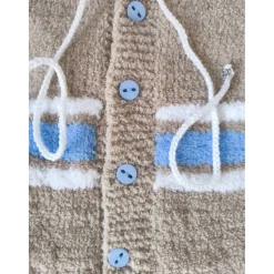 Handgestrickter Baby Overall mit Kapuze aus Plüschgarn – Größe 62–68 – Baby Set mit Babyschuhen – Geschenk zur Geburt