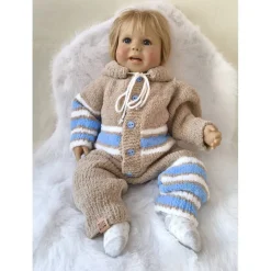 Handgestrickter Baby Overall mit Kapuze aus Plüschgarn – Größe 62–68 – Baby Set mit Babyschuhen – Geschenk zur Geburt
