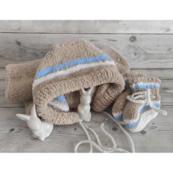 Handgestrickter Baby Overall mit Kapuze aus Plüschgarn – Größe 62–68 – Baby Set mit Babyschuhen – Geschenk zur Geburt