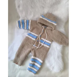 Handgestrickter Baby Overall mit Kapuze aus Plüschgarn – Größe 62–68 – Baby Set mit Babyschuhen – Geschenk zur Geburt