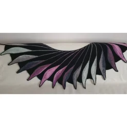 Handgestrickter Baktus „Wundervogel“ – Eleganz in Schwarz und Farbpoesie