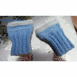 Handgestricktes Neugeborenen-Set aus Merinowolle – Babymütze & Pulswärmer blau/weiß, 0-3 Monate