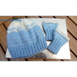 Handgestricktes Neugeborenen-Set aus Merinowolle – Babymütze & Pulswärmer blau/weiß, 0-3 Monate