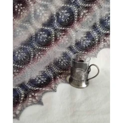 Handgestricktes Tuch „Pfauefeder“ – 100 % handgefärbte Schafwolle