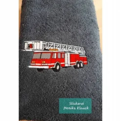 Handtuch, anthrazit, 50 x 100, mit Feuerwehrauto und nach Wunsch mit Namen