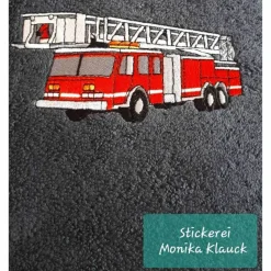 Handtuch, anthrazit, 50 x 100, mit Feuerwehrauto und nach Wunsch mit Namen