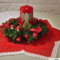 Handverzierte, rote Weihnachtskerze mit Engel und Sternen - Personalisierbar für ein gemütliches Zuhause mit Kerzen