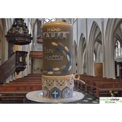 Handverzierte Taufkerze in Taupe im Vintage-Stil mit Fischmotiv, Glaube Liebe Hoffnung und Klöppelspitze