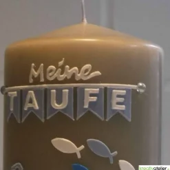 Handverzierte Taufkerze in Taupe im Vintage-Stil mit Fischmotiv, Glaube Liebe Hoffnung und Klöppelspitze