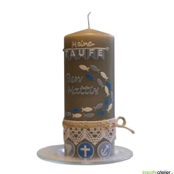 Handverzierte Taufkerze in Taupe im Vintage-Stil mit Fischmotiv, Glaube Liebe Hoffnung und Klöppelspitze
