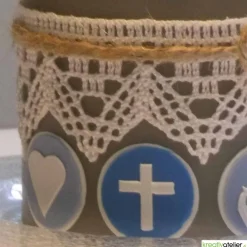 Handverzierte Taufkerze in Taupe im Vintage-Stil mit Fischmotiv, Glaube Liebe Hoffnung und Klöppelspitze