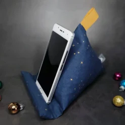 Handykissen / Sitzsack LITTLE STARS ON BLUE  - Smartphonestütze, Tabletkissen, Kirschkernfüllung | RÄUBE
