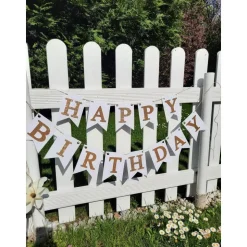 Happy Birthday Girlande in Weiß und Gold. Handgefertigte Papiergirlande zum Geburtstag.