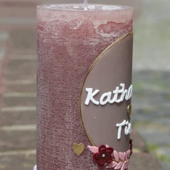 Harmonie der Liebe: Rustikale Hochzeitskerze personalisierbar mit Blumenranke und goldenen Herzen, Hochzeitsgeschenk