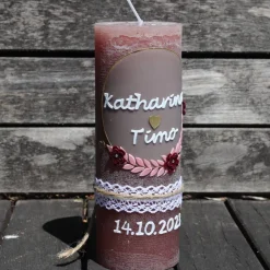 Harmonie der Liebe: Rustikale Hochzeitskerze personalisierbar mit Blumenranke und goldenen Herzen, Hochzeitsgeschenk