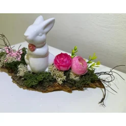 Hase auf einer Baumrinde