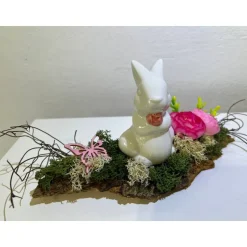 Hase auf einer Baumrinde