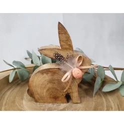 Hase aus Holz - Osterhase - Osterdekoration mit  Ostern mit Feder und Ei dekoriert