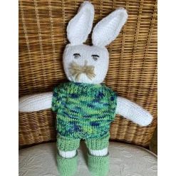 Hase „Tommy“ gestrickt mit kompletter Bekleidung, ein handgestrickter Hase sucht ein liebevolles Zuhause