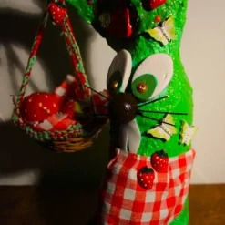 Hasenfigur ERDBEERHASERL handgefertigte Künstler-Figur Osterdeko Geschenk für Erdbeer-Fans Geldgeschenk