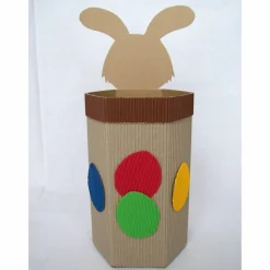 Hasenkind mit Geschenkbox als Osterkörbchen, Osternest, Frühlingsdeko, Osterhase aus Wellpappe, Verpackung für Geschenke