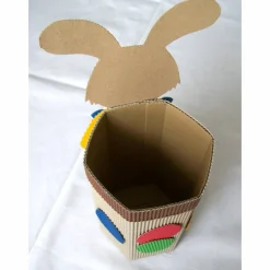 Hasenkind mit Geschenkbox als Osterkörbchen, Osternest, Frühlingsdeko, Osterhase aus Wellpappe, Verpackung für Geschenke