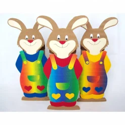 Hasenkind mit Geschenkbox als Osterkörbchen oder Frühlingsdeko, Osternest, Osterhase aus Wellpappe