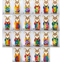 Hasenkind mit Geschenkbox als Osterkörbchen oder Frühlingsdeko, Osternest, Osterhase aus Wellpappe