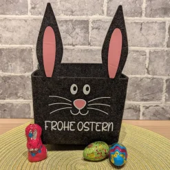 Hasenkörbchen „Frohe Ostern“ aus Filz – Osterkorb mit Ohren und Puschel, Schwarz oder Hellgrau, 14x14x22cm