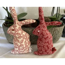 Hasenpaar aus rotem und cremefarbenem Baumwollstoff, genähte Hasen im Set für Frühjahrs- und Osterdekoration