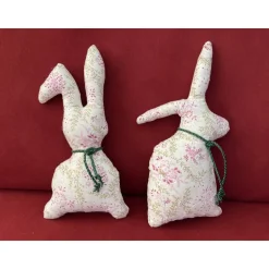 Hasenpaar aus schönem Blusenstoff, genähte Hasen im Set für Frühjahrs- und Osterdekoration