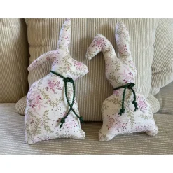 Hasenpaar aus schönem Blusenstoff, genähte Hasen im Set für Frühjahrs- und Osterdekoration