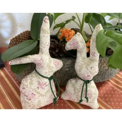 Hasenpaar aus schönem Blusenstoff, genähte Hasen im Set für Frühjahrs- und Osterdekoration