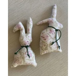 Hasenpaar aus schönem Blusenstoff, genähte Hasen im Set für Frühjahrs- und Osterdekoration