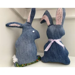 Hasenpaar Jeansstoff-Upcycling mit Stickereien und Verzierungen, Hasen im Set. Osterdekoration