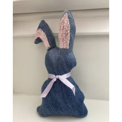 Hasenpaar Jeansstoff-Upcycling mit Stickereien und Verzierungen, Hasen im Set. Osterdekoration