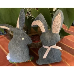 Hasenpaar Jeansstoff-Upcycling mit Stickereien und Verzierungen, Hasen im Set. Osterdekoration