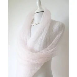 Hauchzarter Brautschal in weiß-rosa, Mohair-Stola für die Hochzeit, sommerliches Lace-Tuch, dünnes Umschlagtuch