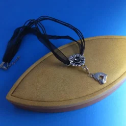 hübsche Halskette Blüte mit Kristall und Charm Herz mit Strass, silber, Organzaband schwarz, Karabiner